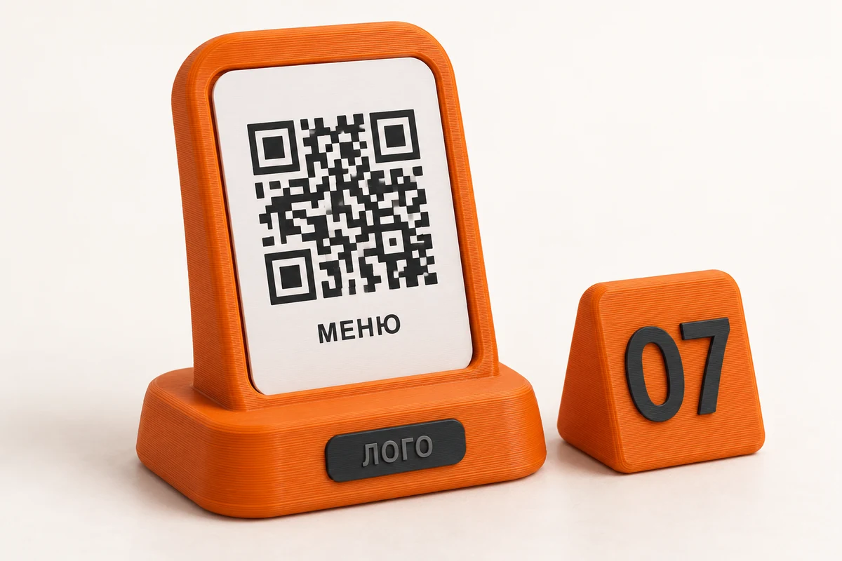 Концепция настольной QR-таблички с местом для логотипа и отдельным номерком стола